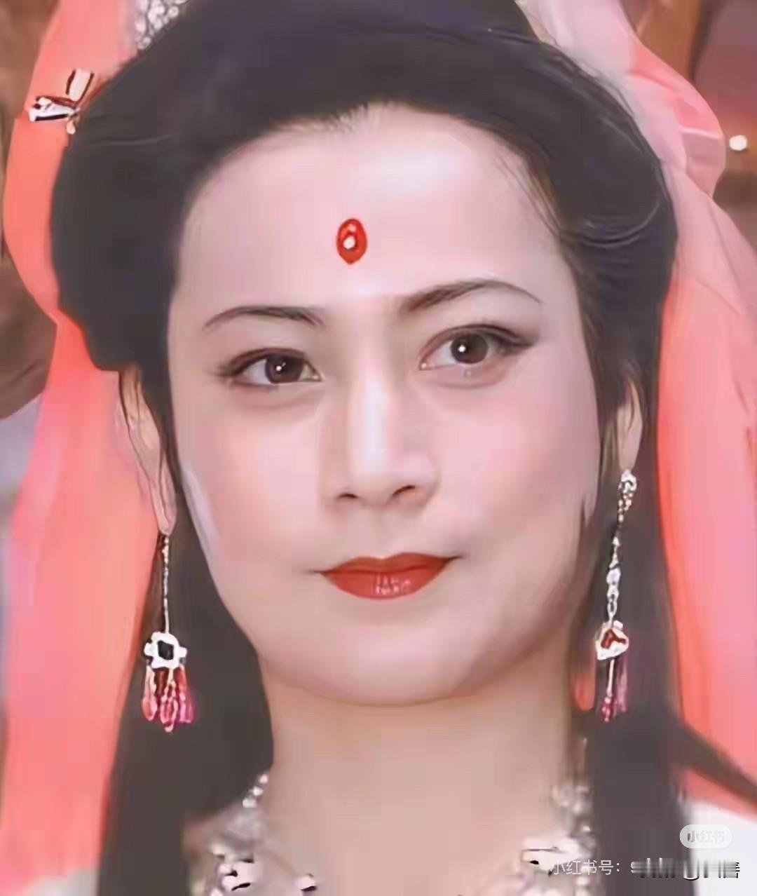 86版《西游记》里，左大玢扮演的观音菩萨深入人心。她形象慈悲善目，自带安宁气场，