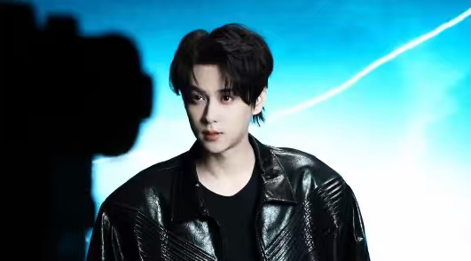 田栩宁利落登场 田栩宁利落登场，风格自在转换，田栩宁拍摄花絮送达，展现多面帅气的