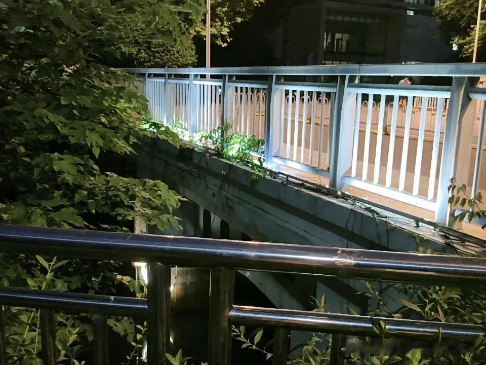 下联；秋观千树叶落。邀对上联夏看小桥水流。