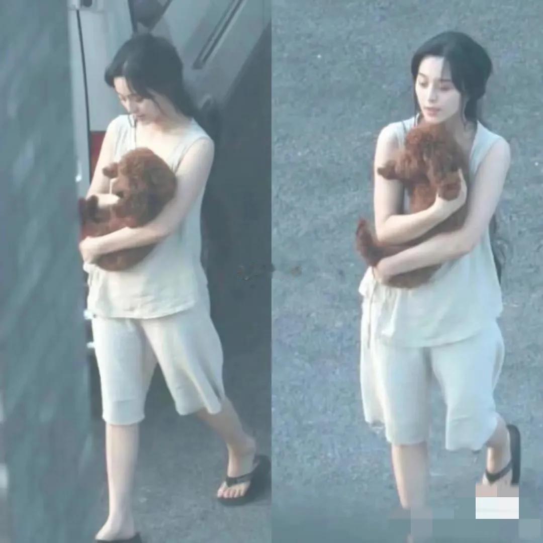 范冰冰，私下出行就跟路人一样，非常普通，就是一个居家的普通女孩。 