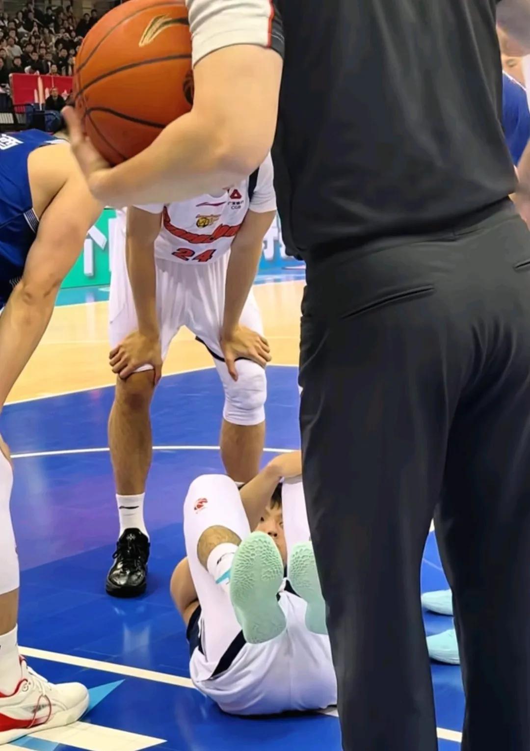 打青岛这场比赛，徐杰膝盖被碰了一下倒地，一度让球迷揪紧着心，还好没事。
对手王奕