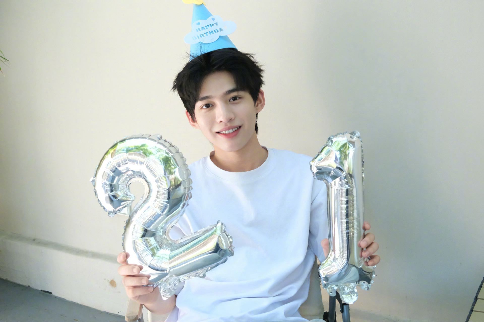 🎂祝新人演员生日快乐。清爽干净的少年感拉满，蓬勃朝气，向阳生长✨潜力满满，蓄力