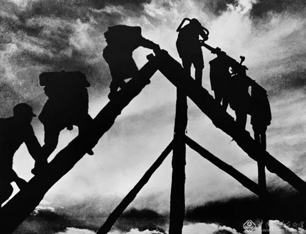 【历史上珍贵的照片4《夜过独木桥》】
1943年，南泥湾的三五九旅战士练兵，夜过