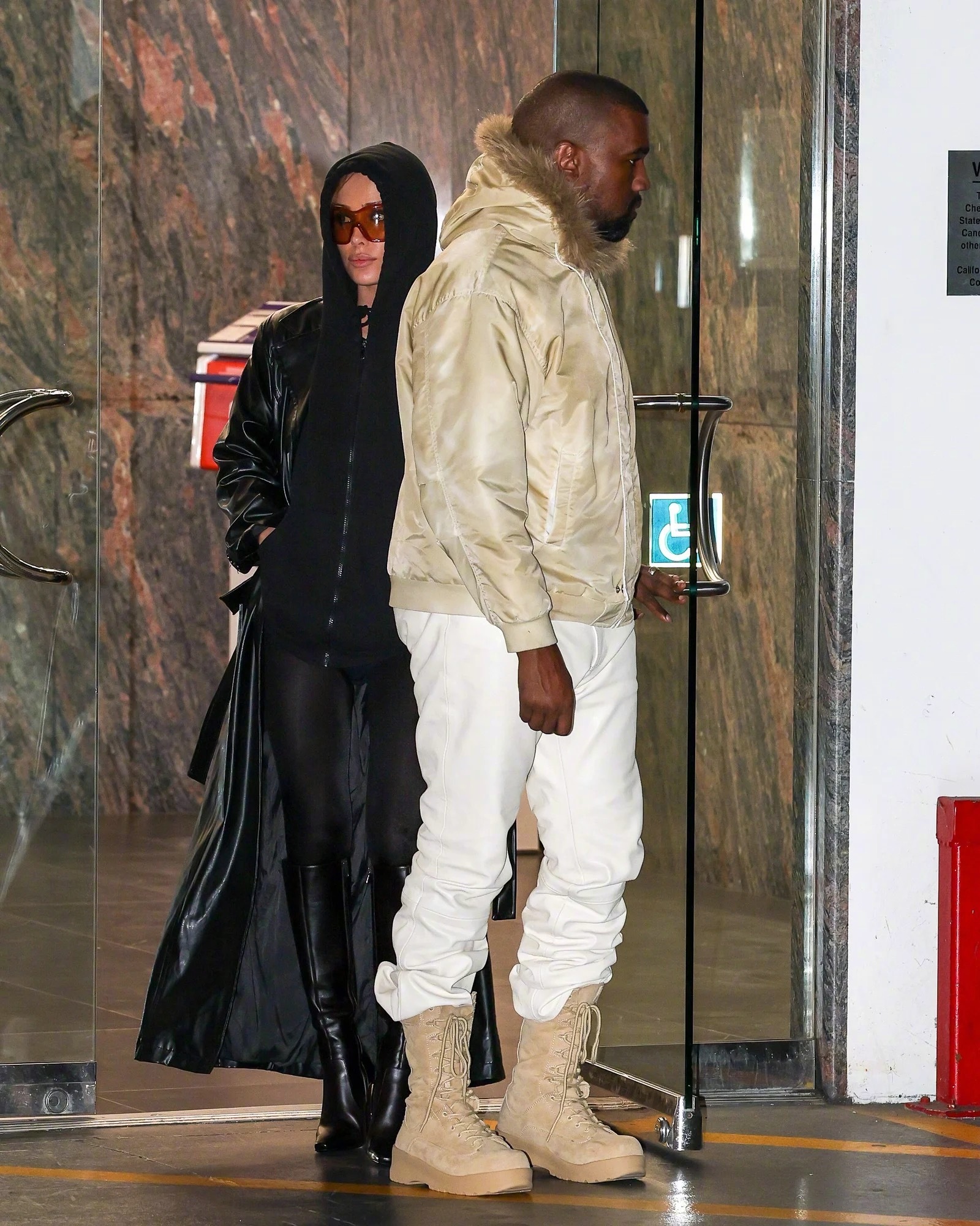 Kanye侃爷和比安卡·森索里在高达38度的高温天气穿着冬装现身洛杉矶电影院看电