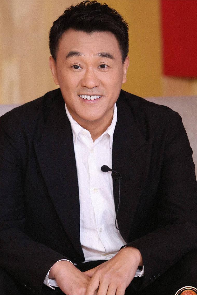演员，何冰说，我儿子，在家看电视，在里面看见我了，一扭头，又看我在沙发上躺着，迷