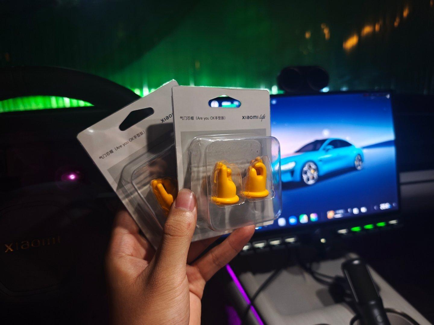 收到了小米的Are you OK气门芯帽，太精致了，内部是黄铜材质，拿在手里沉甸