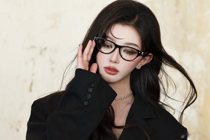 孔雪儿能不能原谅现偶镜头里自带柔光氛围感，精致轮廓适配各种现代穿搭，出演校园甜妹