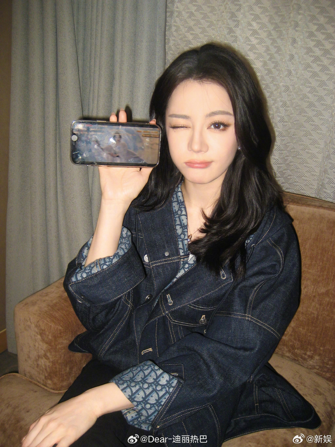 迪丽热巴本尊就坐在这迪丽热巴你来看便是 迪丽热巴来催灵珠们看剧了：本尊就坐在这，