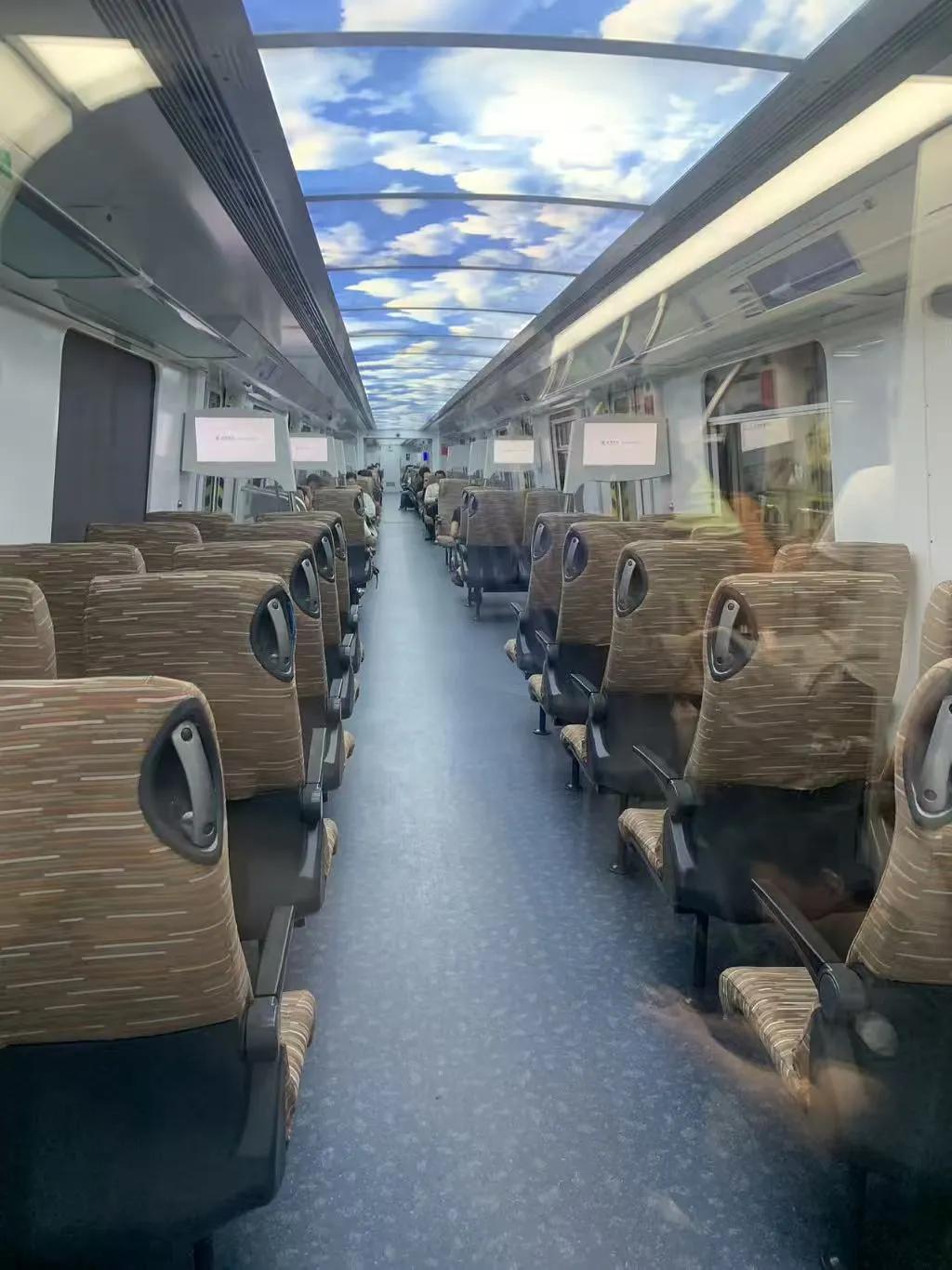 中国第一条分三六九等的地铁线路，隔离开的商务车厢空的没人坐，情愿空车厢拉着走，普