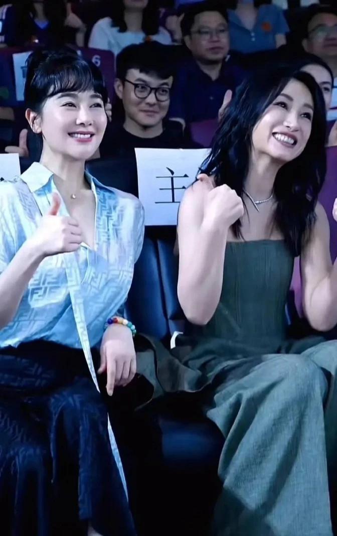 她怎么四十多岁了突然变得更漂亮了，现在和左小青比起来，一点都不输呢！