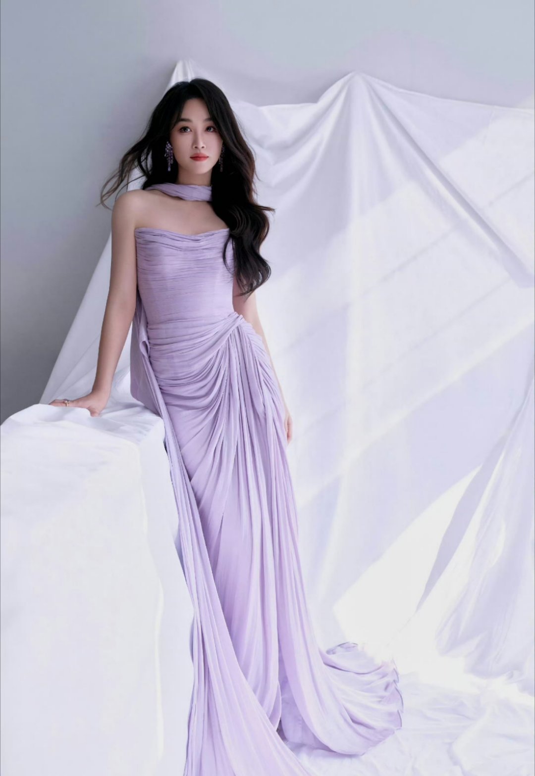 蓝盈莹 蓝得发紫 慵懒大卷发+水晶紫长裙，优雅又灵动，姐姐的状态也太好了！ 