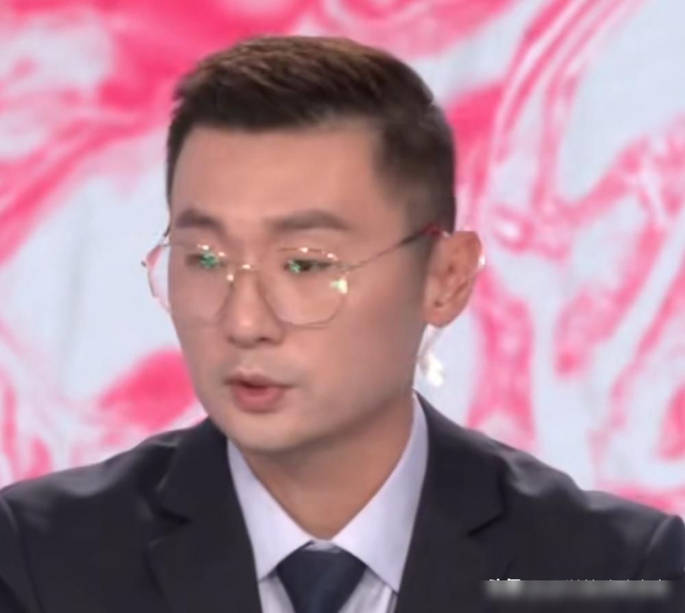 男篮赢了澳大利亚，不多见。

全场看下来，有个年轻人叫崔永熙。

替补上场，打了