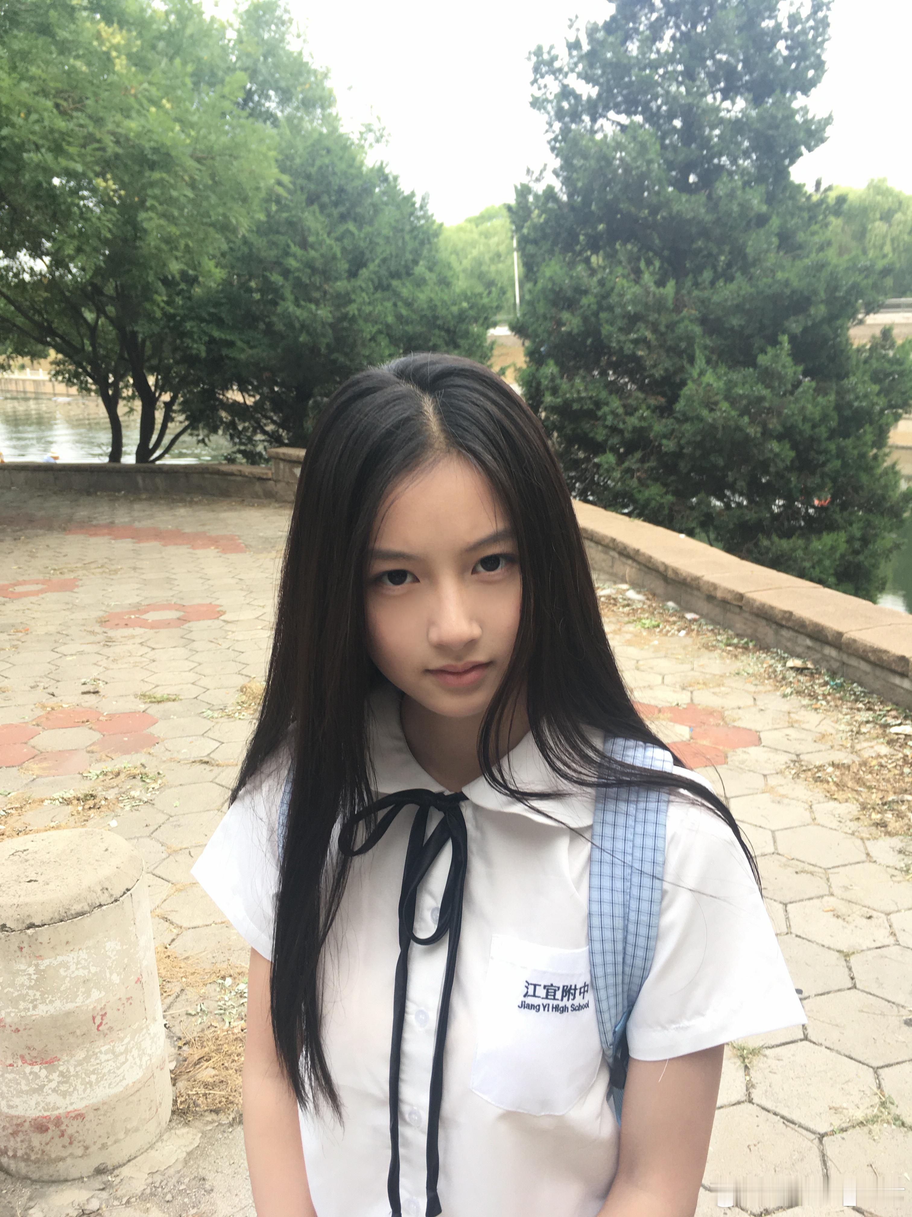 婴儿肥特别萌诶 这样看完全就初中小女生模样内 