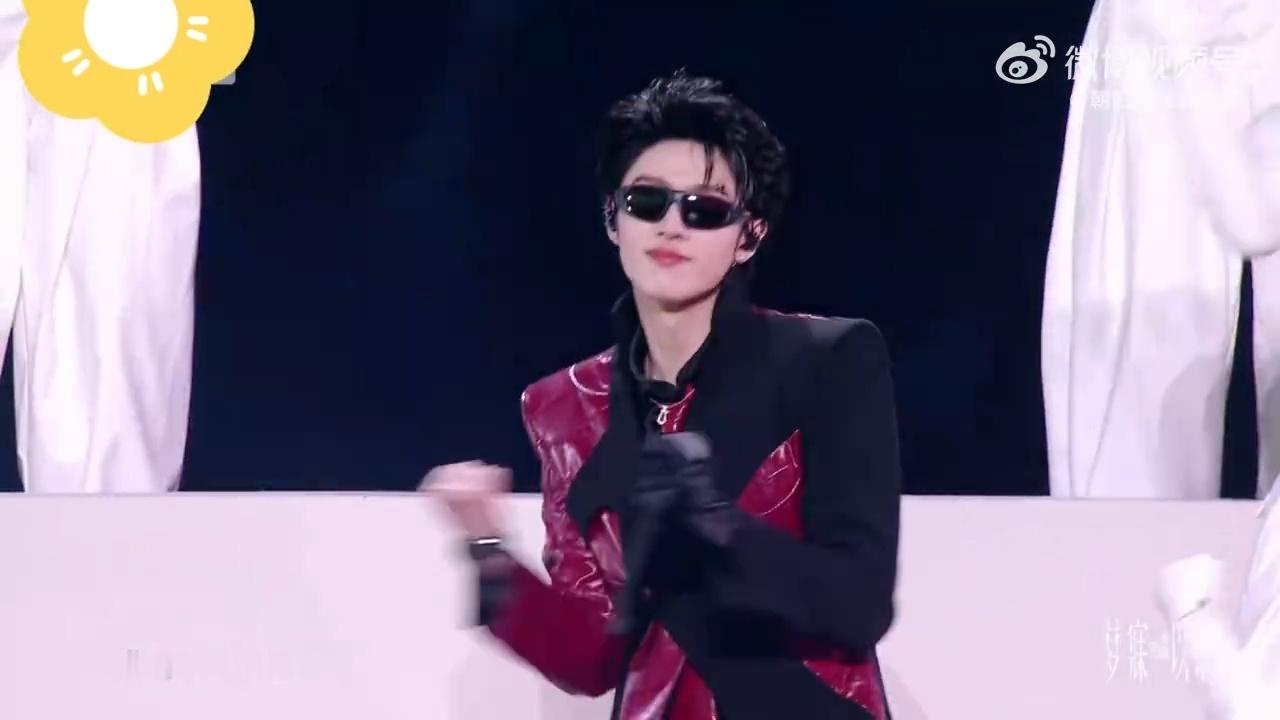 朱志鑫演唱会新歌首唱朱志鑫Doallswag首唱舞台朱志鑫墨镜一出场直接惊艳全场