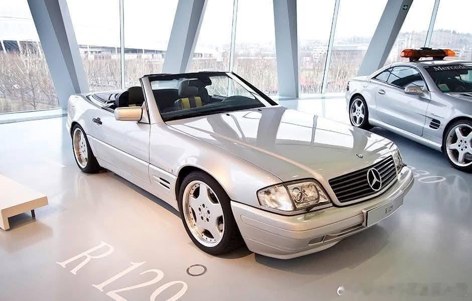 这是一辆1995年奔驰的黑科技，是一辆被人忽略的R129 SL，其实它是30年前