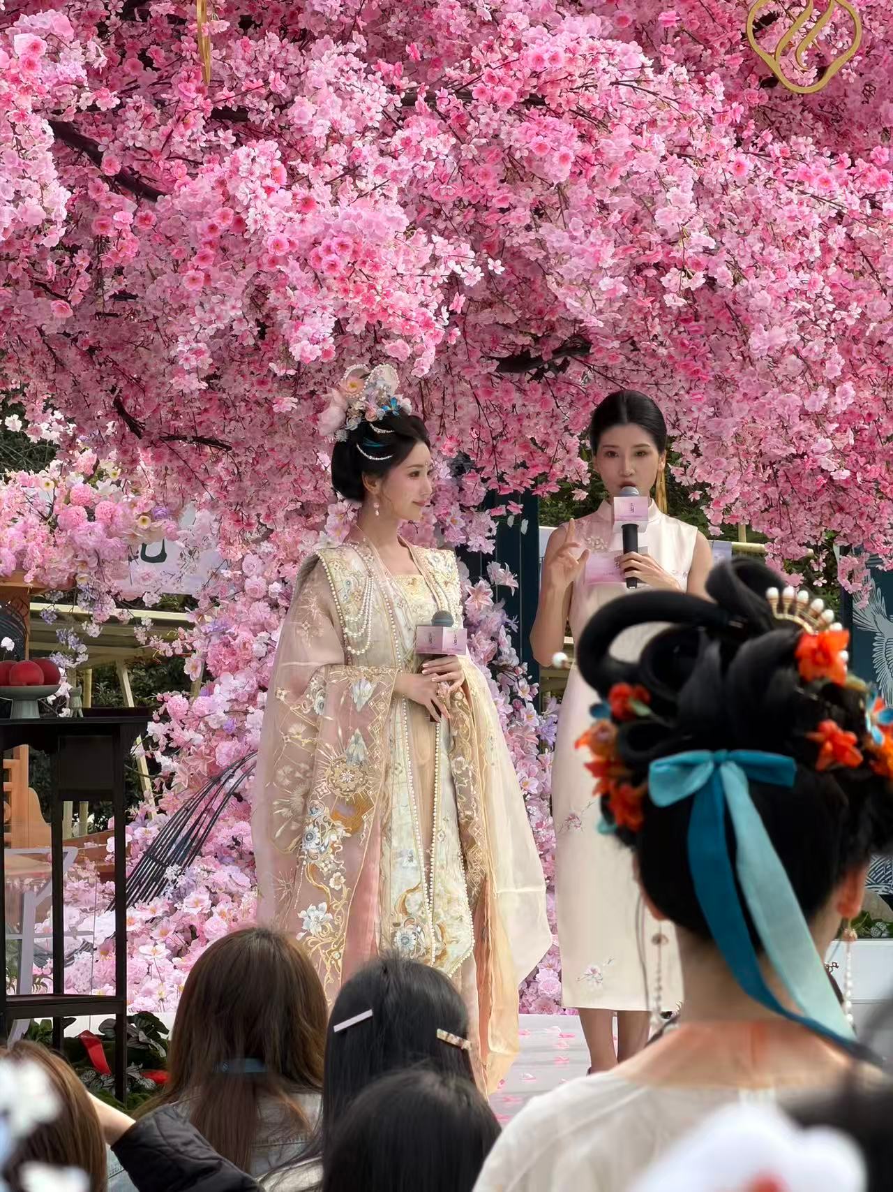 毛晓彤花神妆 真的要被毛晓彤的花神妆惊艳到，古装造型从来都没失手过，这次的妆造清