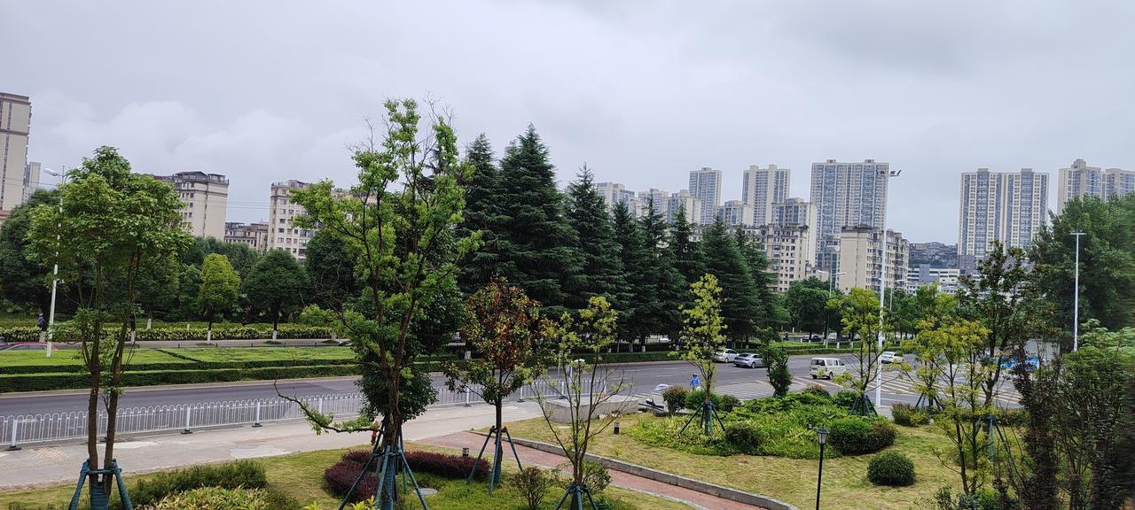 晒图笔记大赛登高一步：青年登山者面对万仞高山，望而生畏，迟迟不敢迈步。王阳明曾言