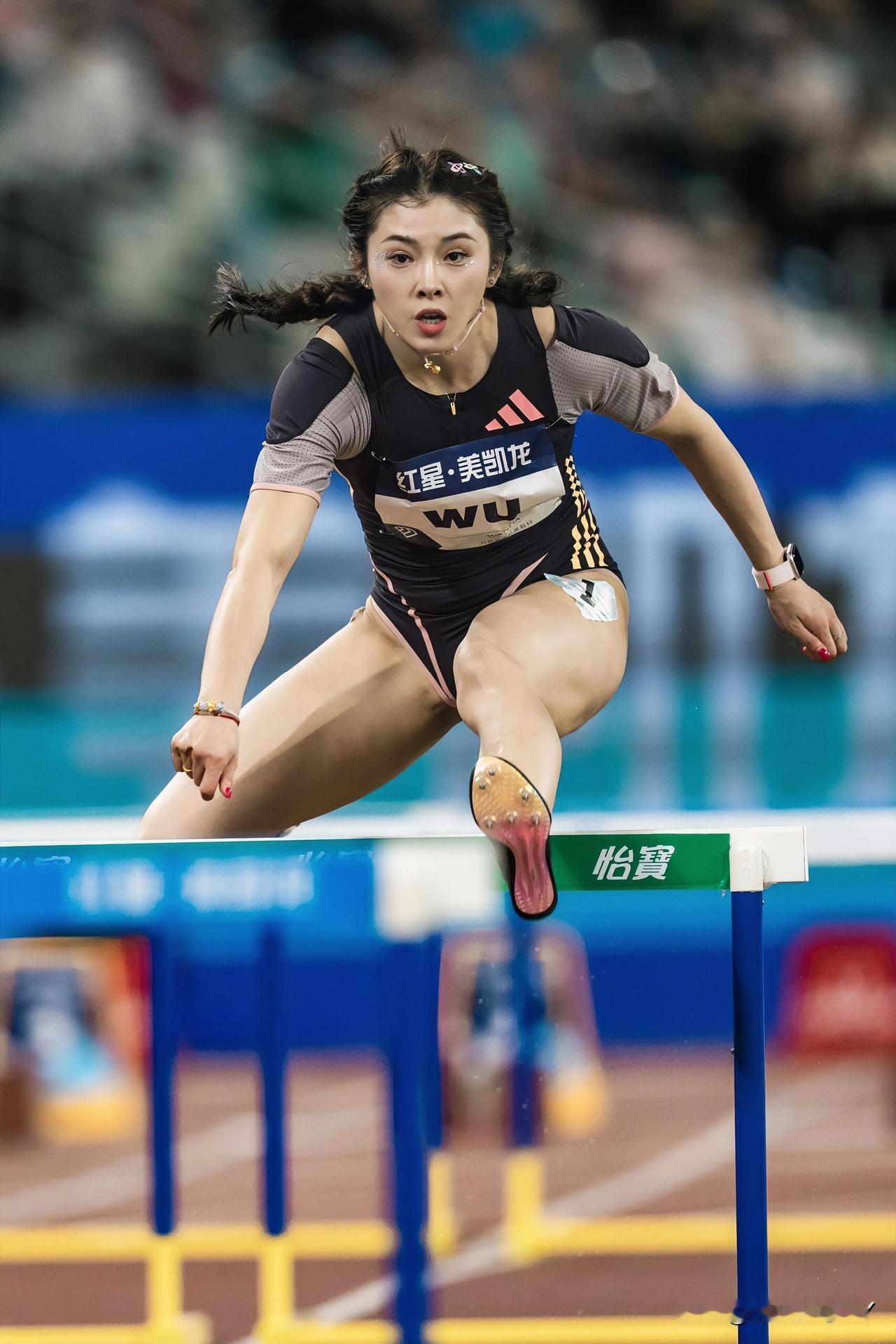 我算是搞明白了！
其实吴艳妮比赛时化妆是有原因的，
不知道大家注意了没，那就是