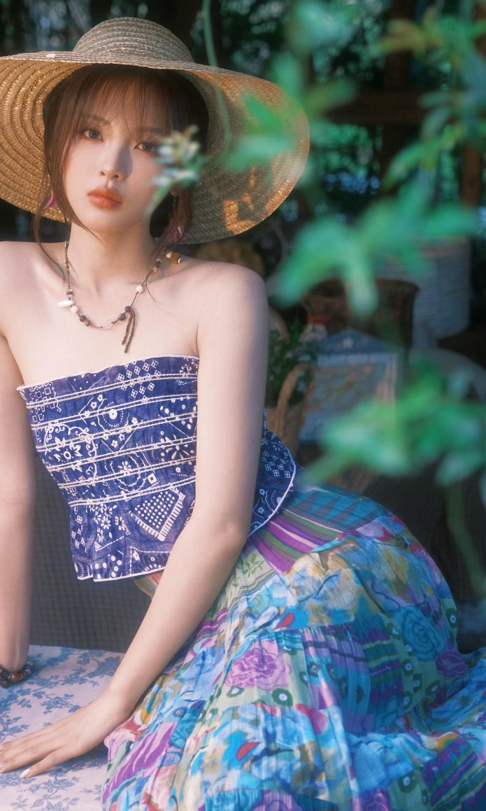 杨超越，云南田野里摘果子！ 