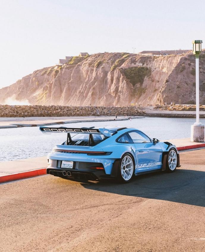 保时捷 911 GT3 RS临海公路定格浅蓝车身，巨型碳纤尾翼辨识度拉满，高转自