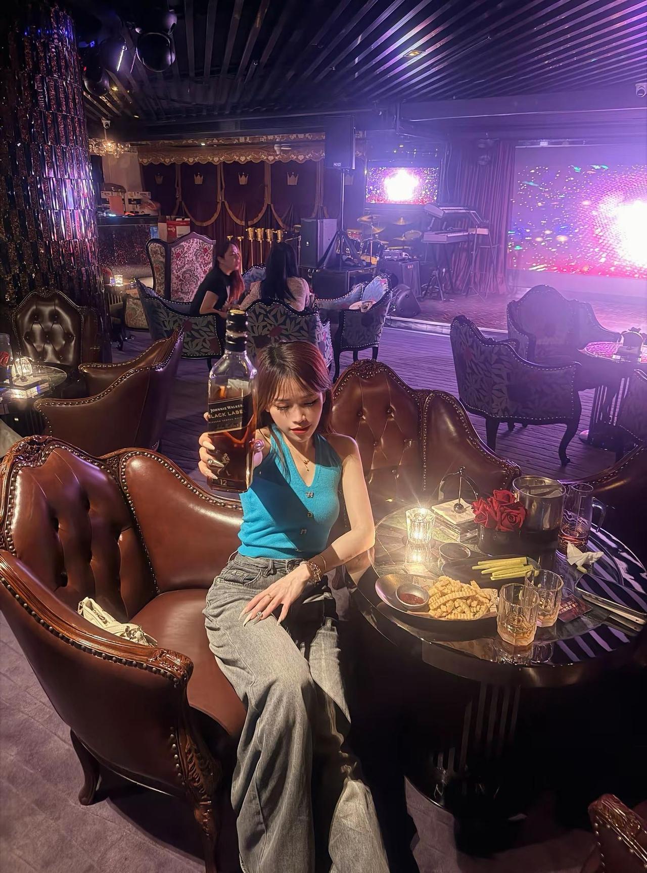 喝点小酒，说说废话，不用假装开心，不用故作坚强，把所有的疲惫和烦恼，都融化在酒杯