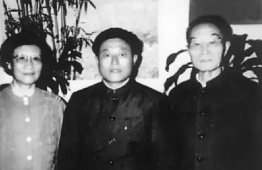 1972 年警卫班长即将提干，奉命去 301 医院监护一名病人，任务结束后退伍，