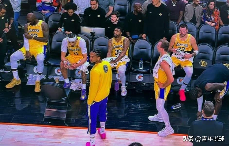 湖人队貌合神离的一幕！

昨天湖人队客场挑战太阳队的比赛，暂停休息时间，湖人队上