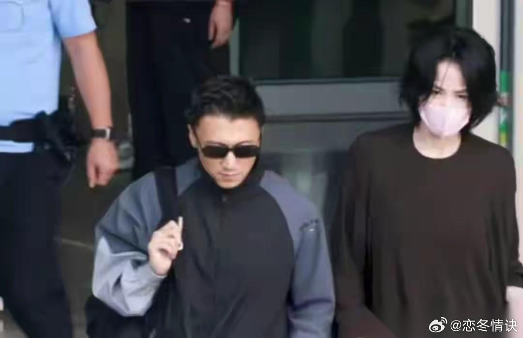 王菲这次剪了个蓬松短发立马年轻了10岁，之前她留着长发扎着一个揪揪，看上去特别沉
