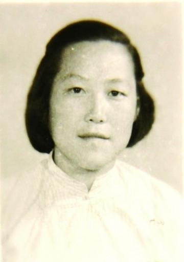 1979年，一老农民做完农活回到家，却看到年轻的妻子正收拾东西。桌上还放着几本书