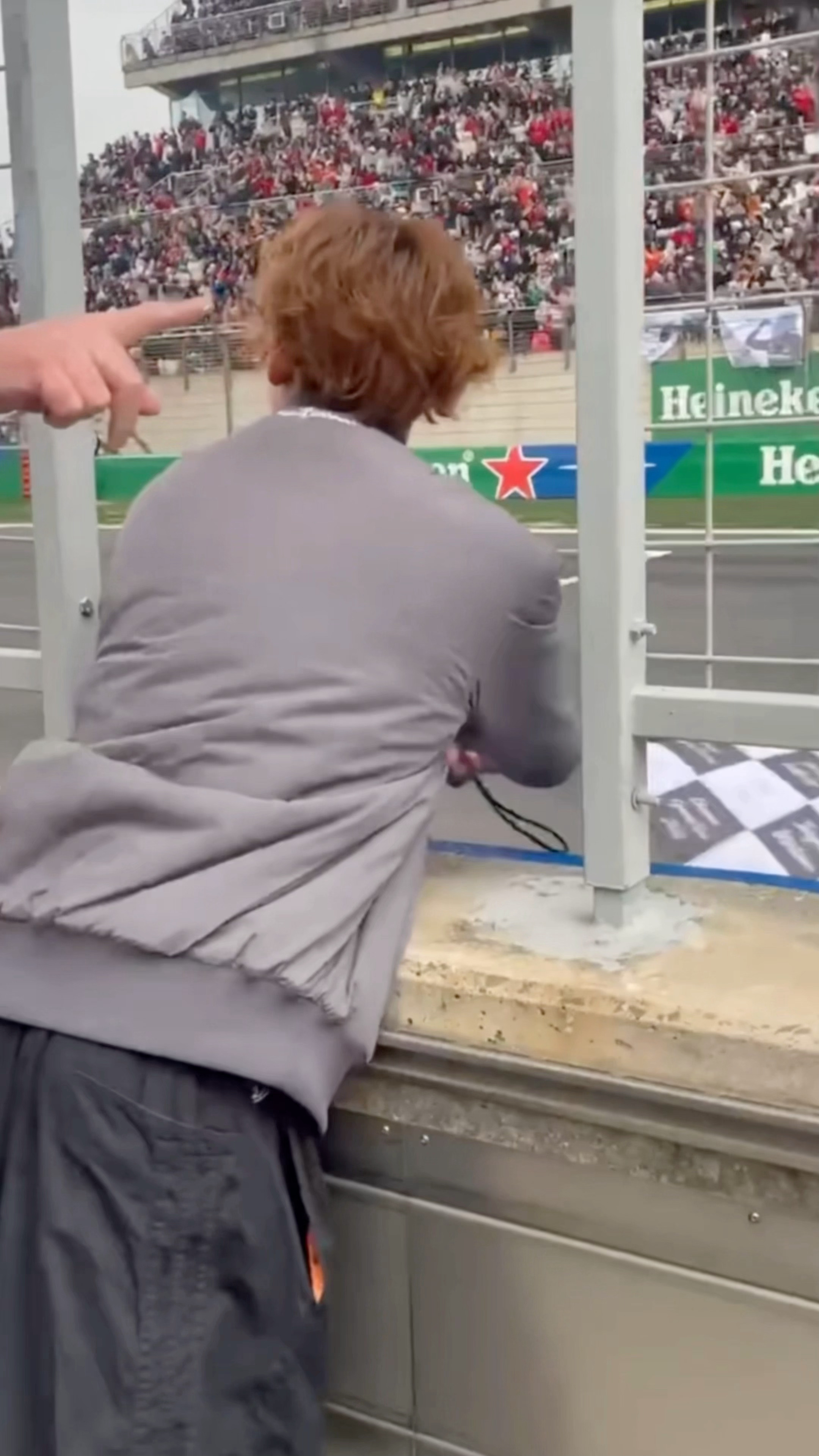 苏翊鸣为安东内利夺冠挥旗排面‼️冬奥首金来挥F1正赛方格旗了😎F1中国大奖赛