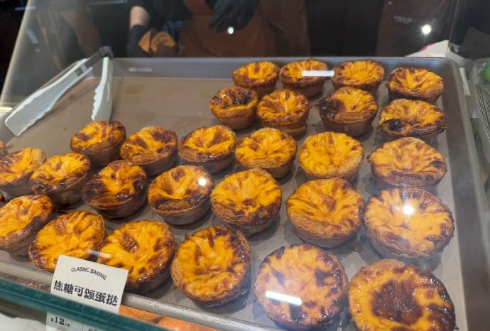 与其纠结吃什么，不如直接冲去 KFC 吃蛋挞！那刚出炉的香甜真的太治愈了。还要特