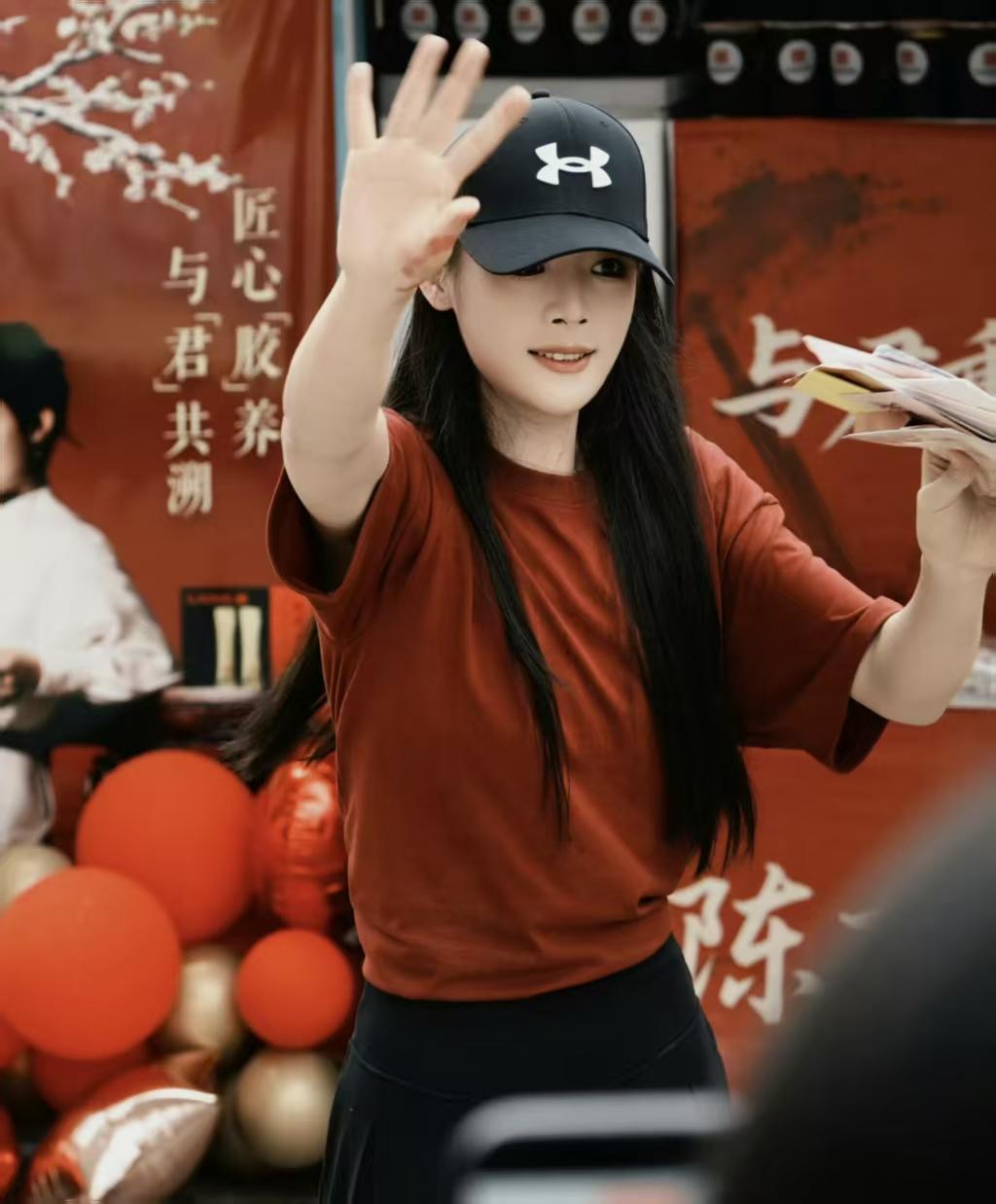 知道陈丽君人气高，但没想到能高到这种程度。陈丽君大女主古装剧《祝姑娘》开机，横店