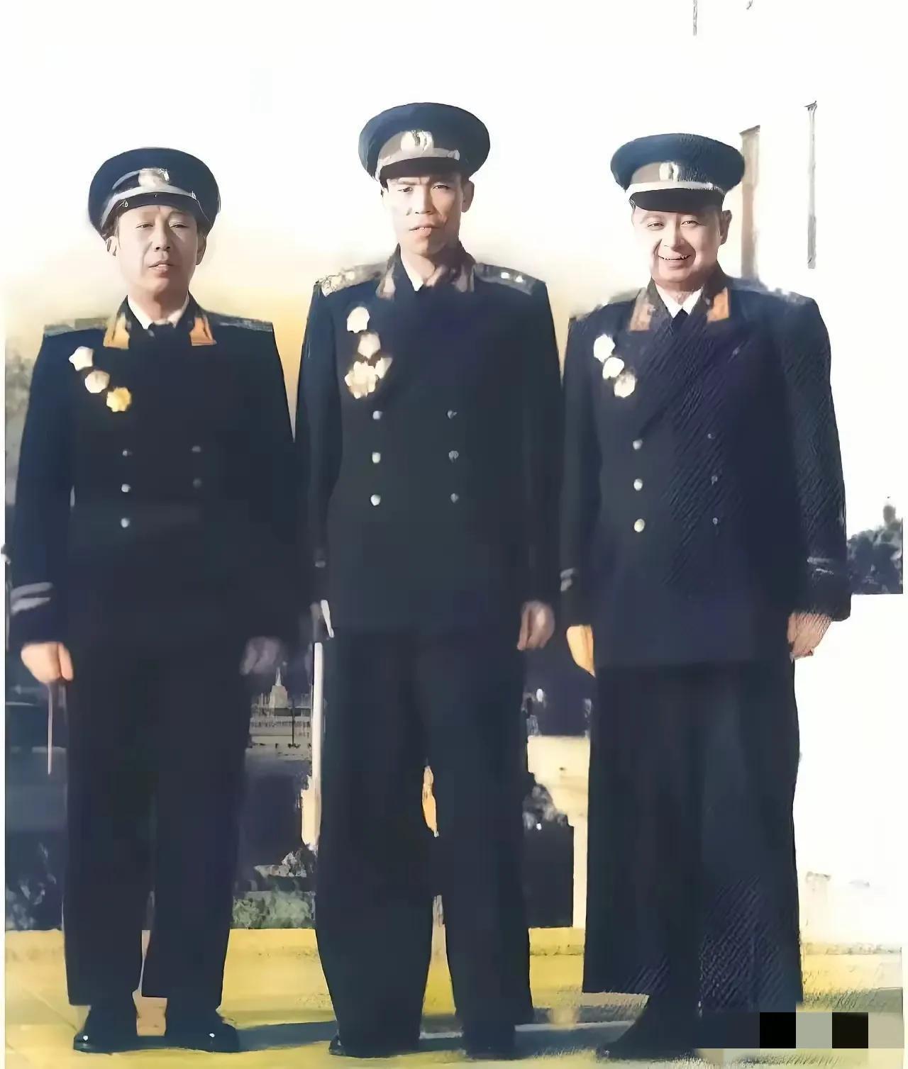 两名开国中将，一名开国少将，他们三人都是江西老乡，我只知道中间那位是号称“梁老虎