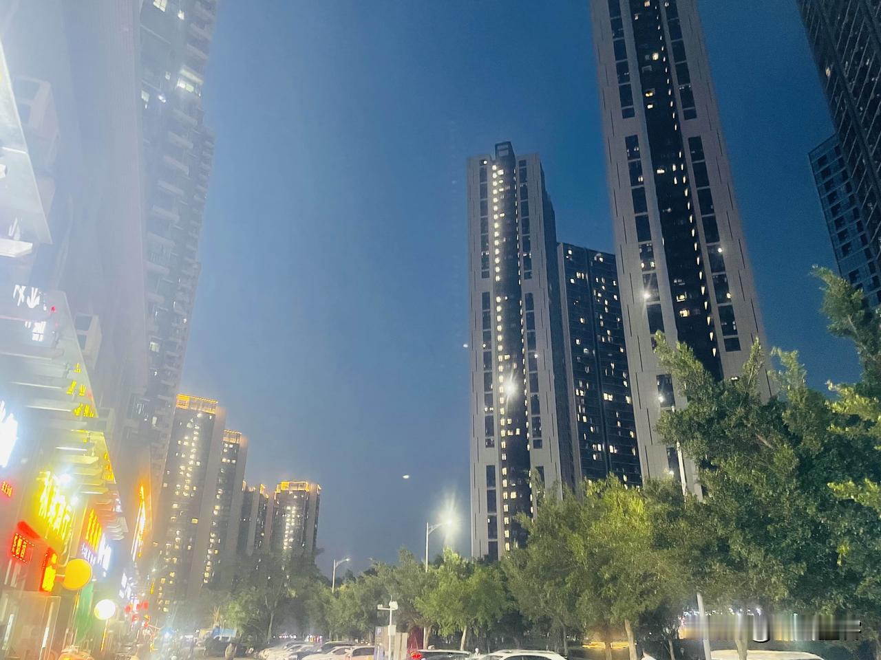 分享深圳的美景深圳龙岗高新技术科技工业园区，就在比亚迪旁边，周围配套齐全，交通便