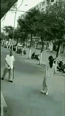 下面的动图中
一苗条淑女走在马路上，迎面而来一个拄拐老头，二人刚擦肩而过，老头便