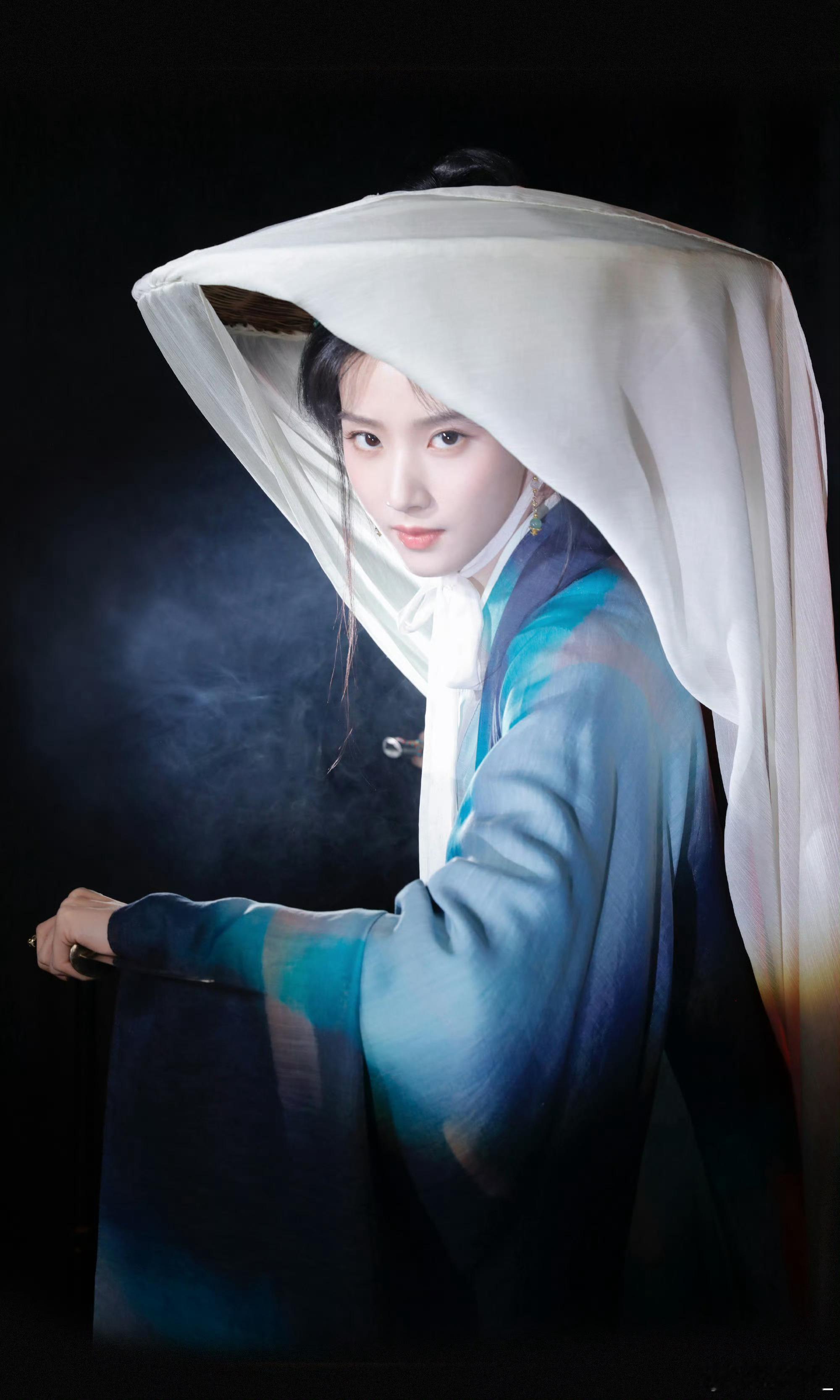 卢昱晓眼神秒切太牛了卢昱晓眼神秒切谁懂啊！卢昱晓这眼神太牛了，温柔和英气秒切，柔