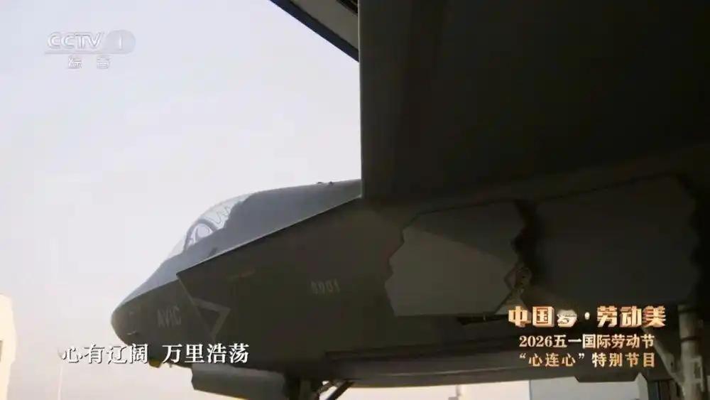 “0001号”曝光，歼-35要出口了？
近日，媒体曝光了一架机头印有航空工业集团