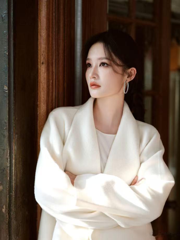 李沁何炅芒果招商会拥抱 李沁小跑着过去抱何老师，那个松弛劲儿真的装不出来，是认识