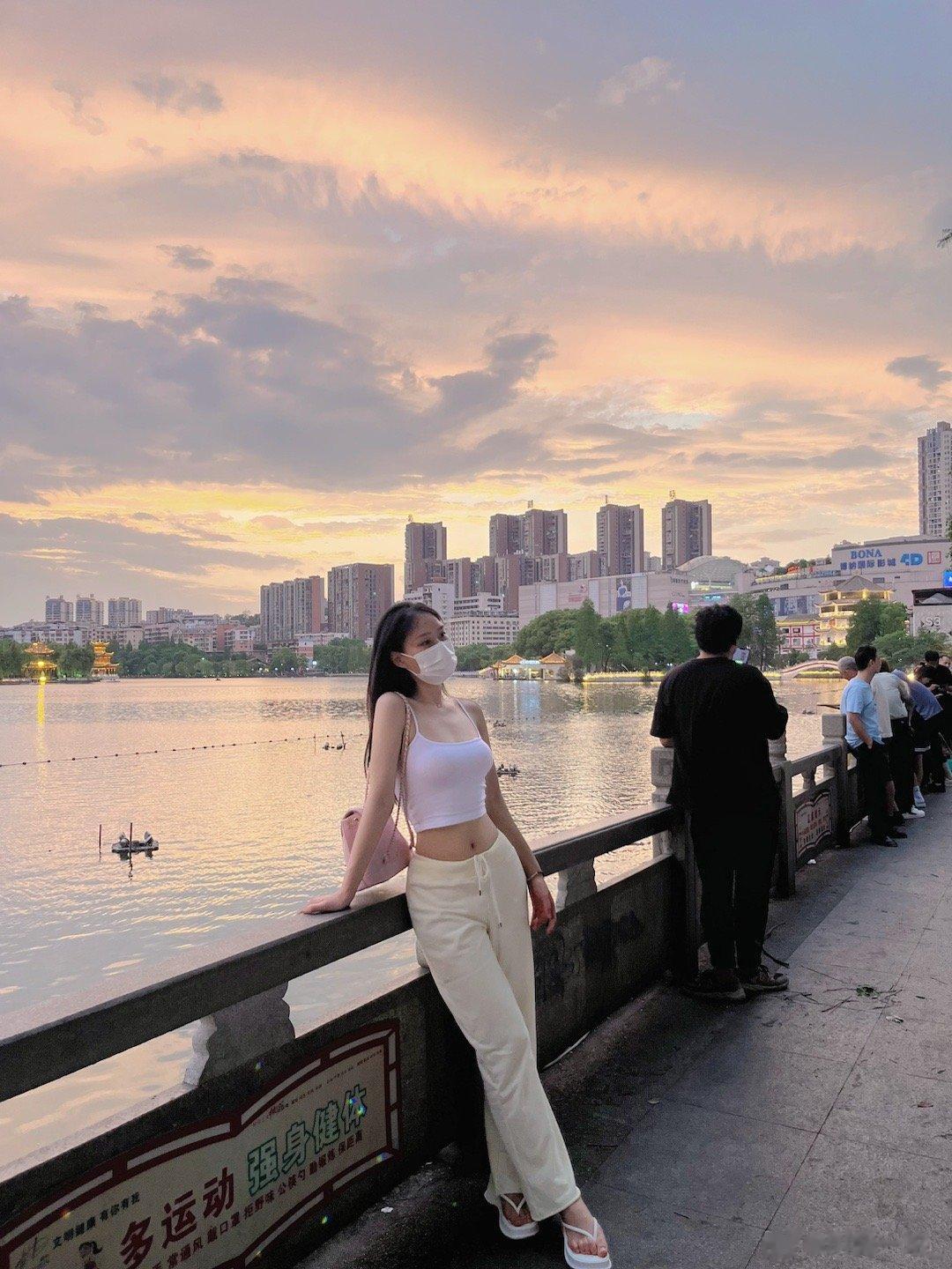 收到了花花 还偷偷跑进了之前的学校 ​​​