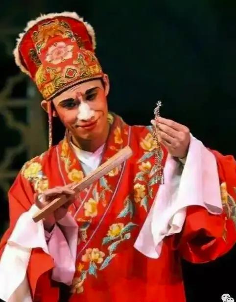 方圆天地，为头条联友对联：
白天不做亏心事，
长夜何惊索命人。