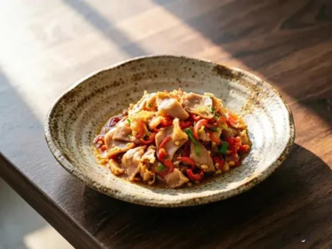 小炒脆牛舌

食材准备：

主料：熟牛舌 300克（切薄片）。

辅料：鲜红小米