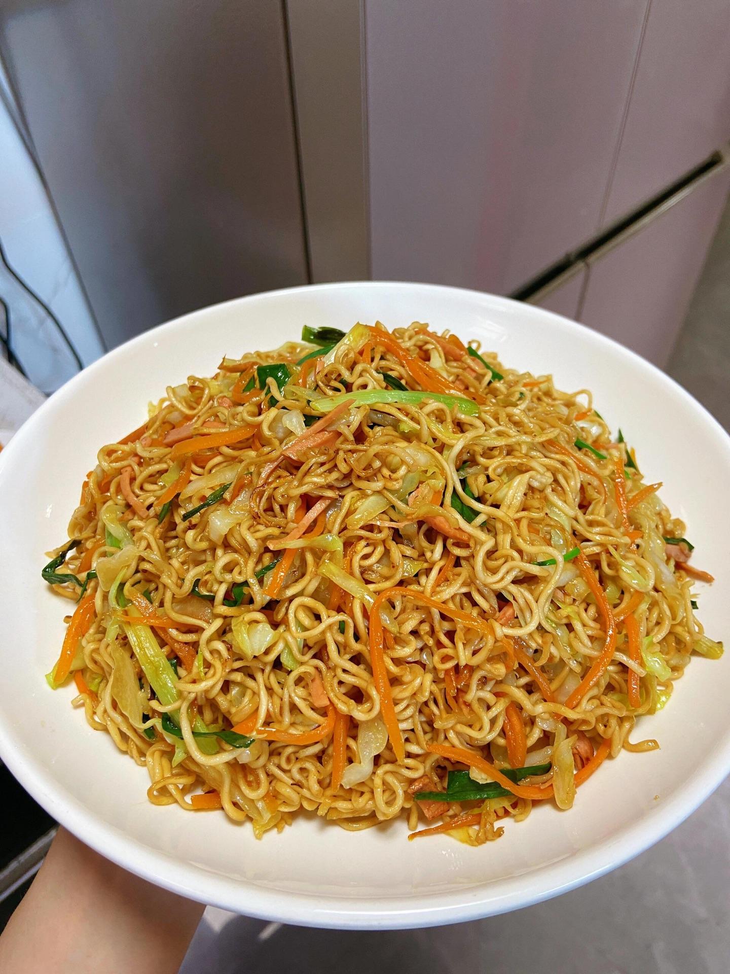 这个三丝炒面也太好吃了。天气一热没什么胃口 那就赶快去做这个三丝炒面尝...