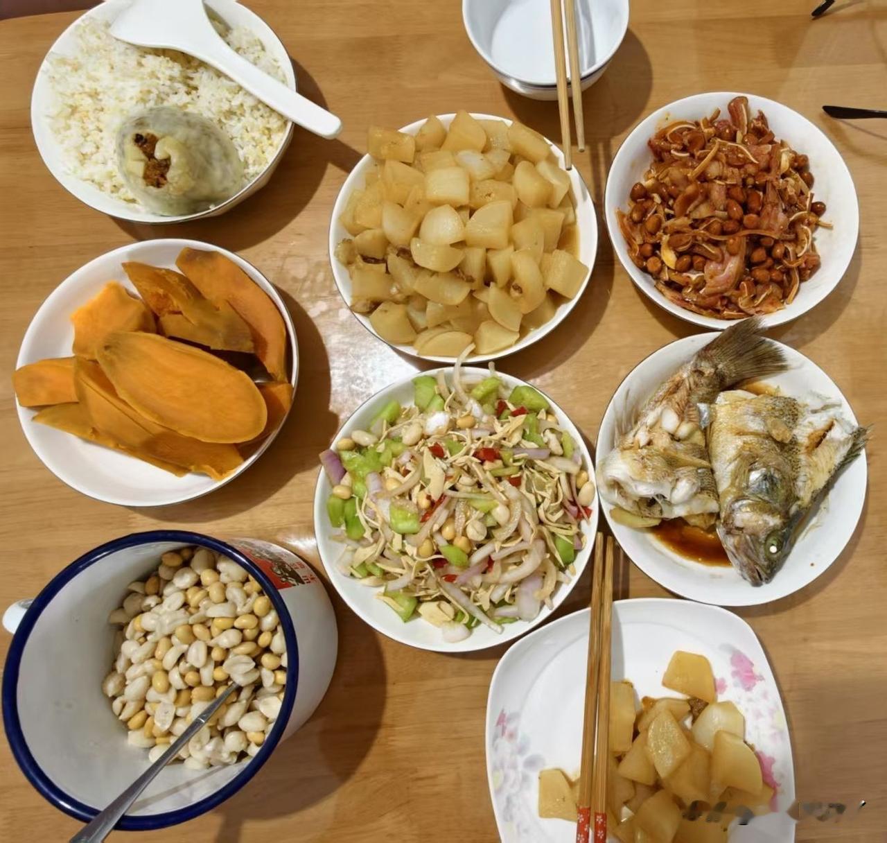 一个月就1000块钱生活费，还包括水果。我能把伙食安排得明明白白，你说我这个老太