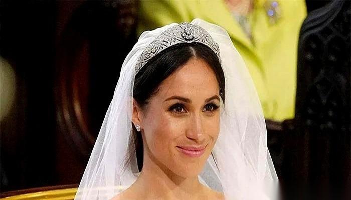 梅根这一招，真的太狠了。
我跟你讲，这比任何红毯艳压、宫斗八卦都来得高级。
今年