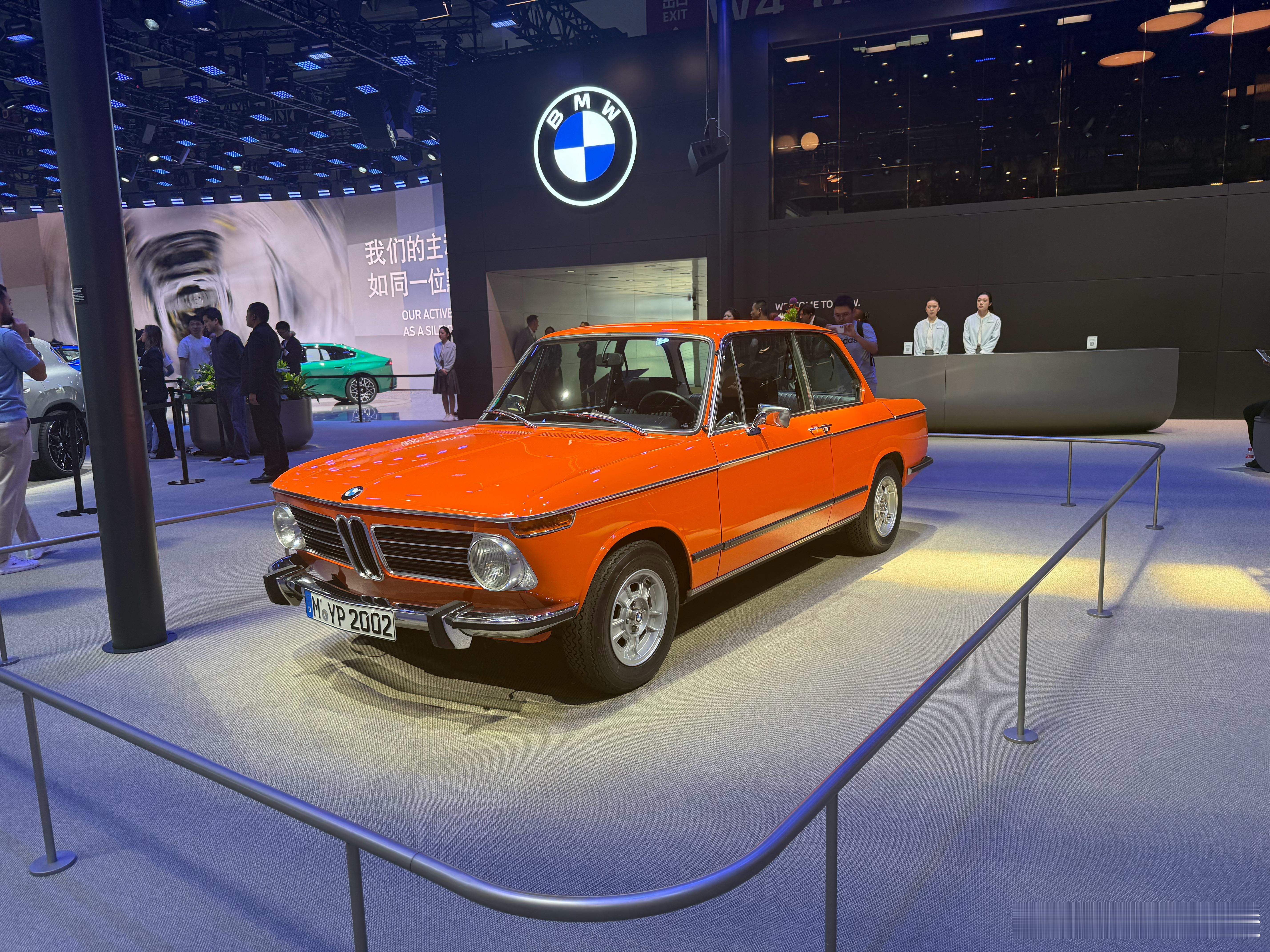 一张图证明你来过北京车展在宝马展台直接被这台复古橙中古车戳中审美✨经典方正线条+