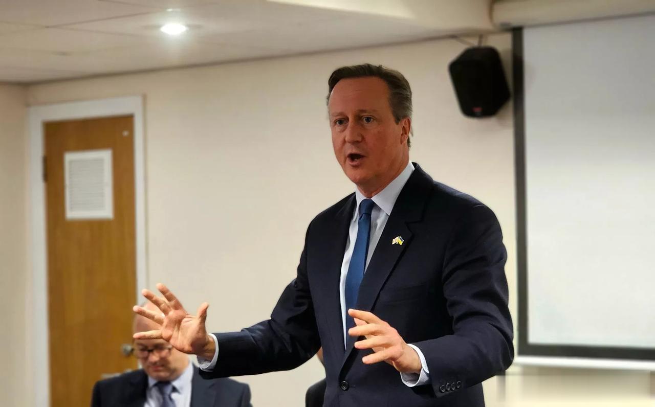 卡梅伦第一站去了乌 克兰。作为英国前首相，现任英国外交大臣的戴维·卡梅伦，受到了