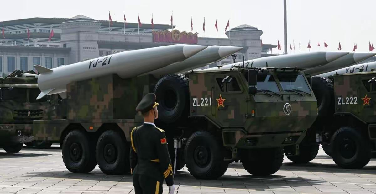 鹰击-21由轰-6K实射的画面公开后，美国航空母舰在中国“三位一体”超高声速打击