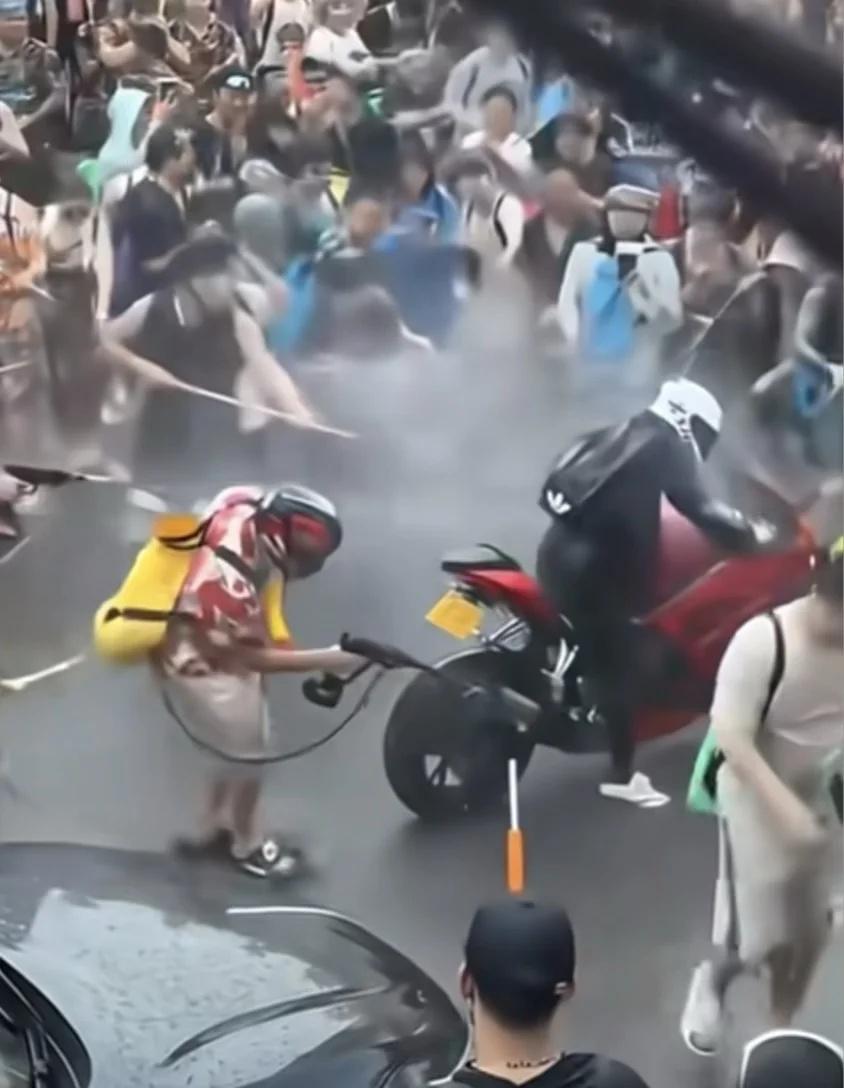 混乱中的人性有多坏？
泼水节变成了人性试验场，混乱秩序下人性有多坏？
泼水节云南