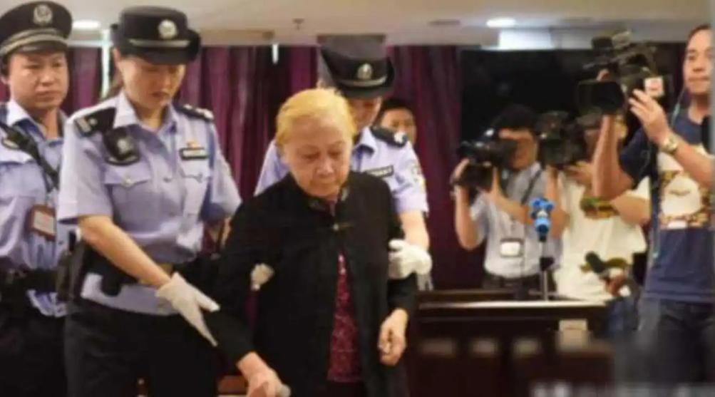 真正的母爱就是这么沉重！2017年，广东83岁老太太将60粒安眠药碾碎放入儿子的