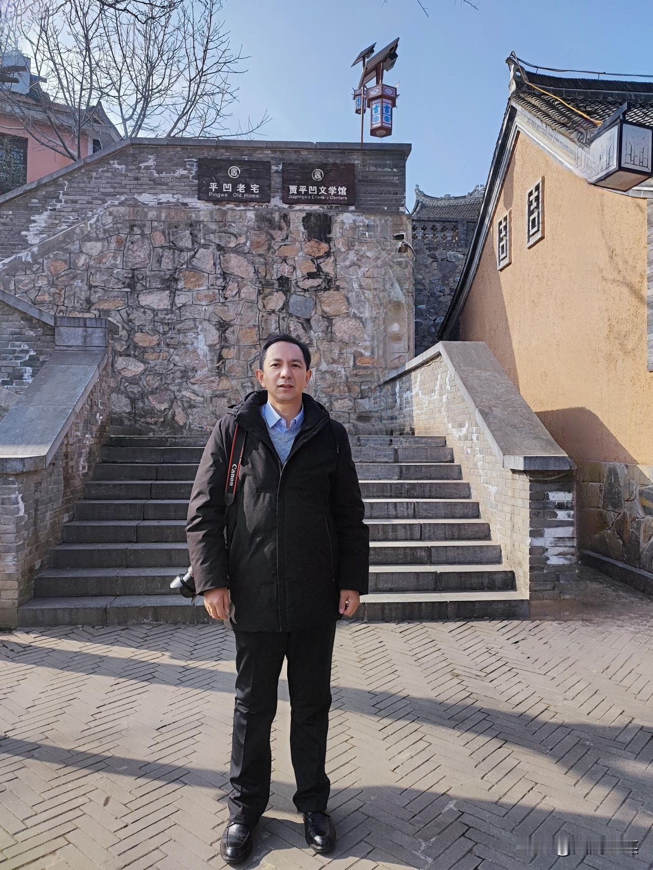 1月25日，记者走进商洛丹凤的棣花古镇贾平凹故居，只见青瓦土墙间，老槐树、旧农具